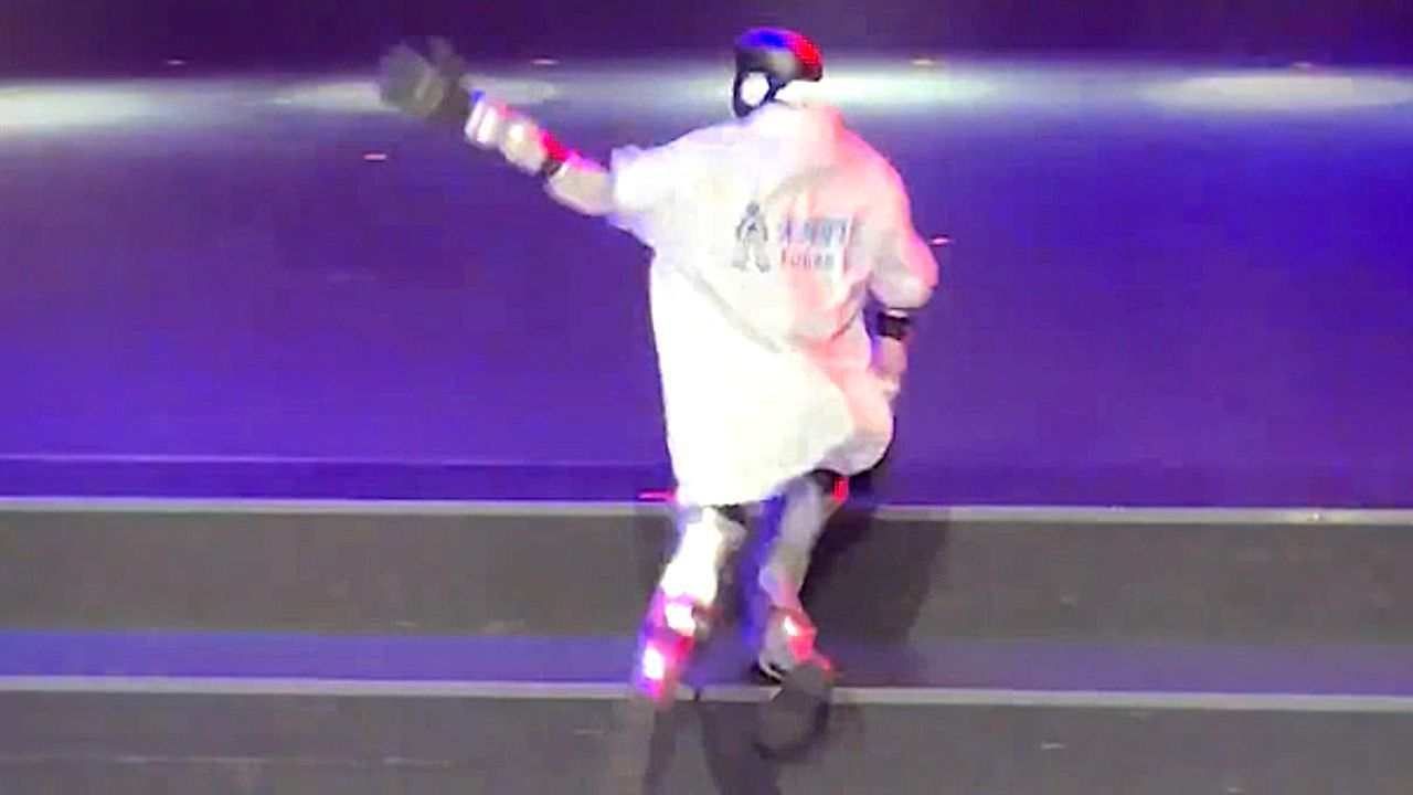 Video: Bünenpleite: Tanzroboter stürzt bei Michael-Jackson-Auftritt in China