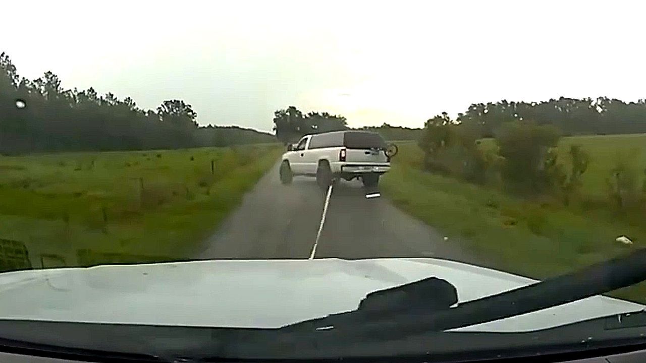 Video: Waffe aus dem Fenster geworfen: Polizei stoppt Fluchtfahrzeug mit Grappler in Florida
