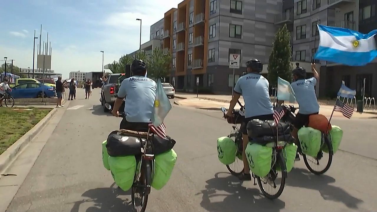 Video: Zehn Monate, 17 Länder: Argentinische Fans radeln zur Fußball-WM nach Kansas City