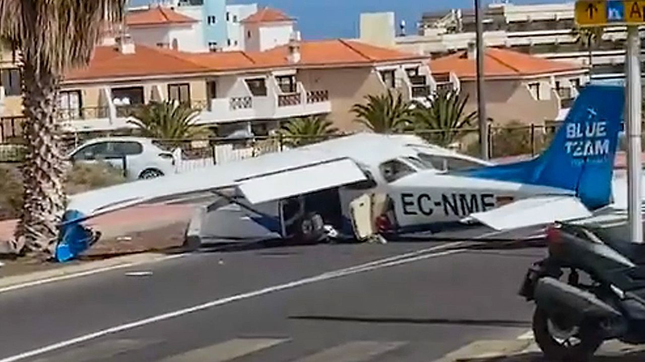 Video: Schock auf Teneriffa: Kleinflugzeug stürzt auf Straße