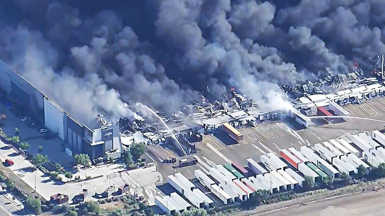 Video: Riesige Rauchwolke: Großbrand zerstört Medizinlager in Kalifornien