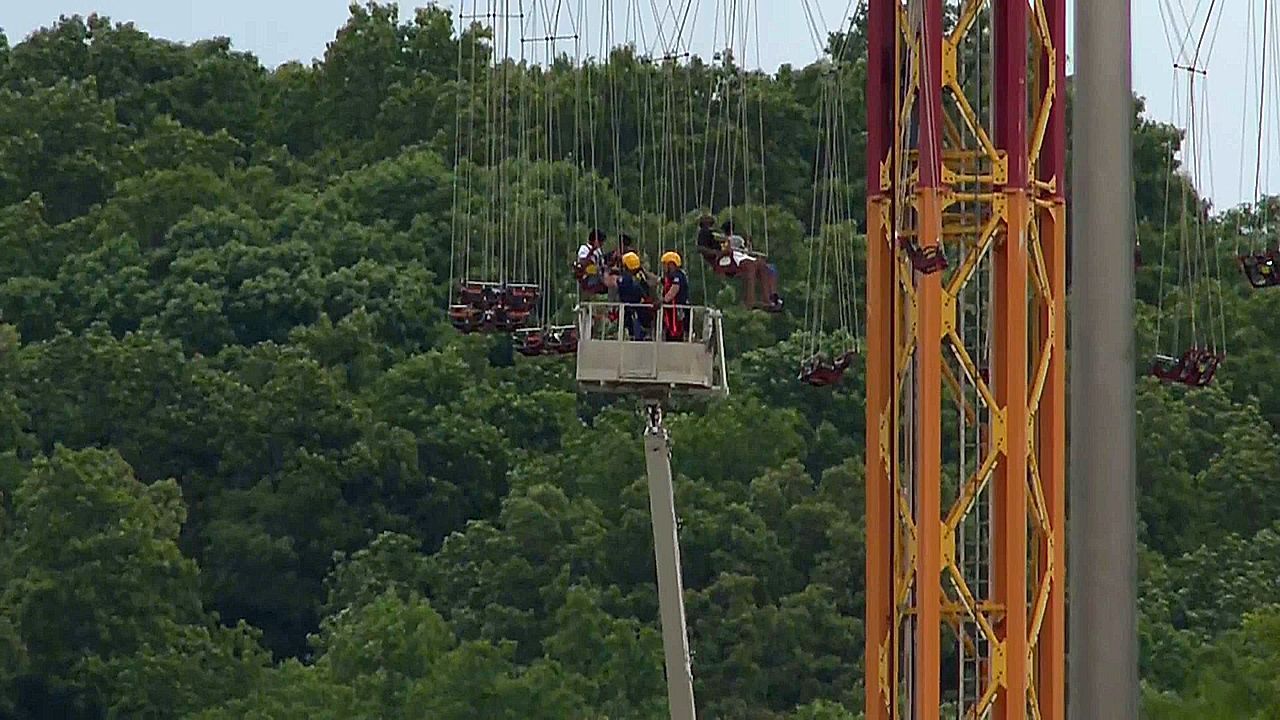 Video: Stundenlang in der Luft: Familie aus Fahrgeschäft in Missouri gerettet