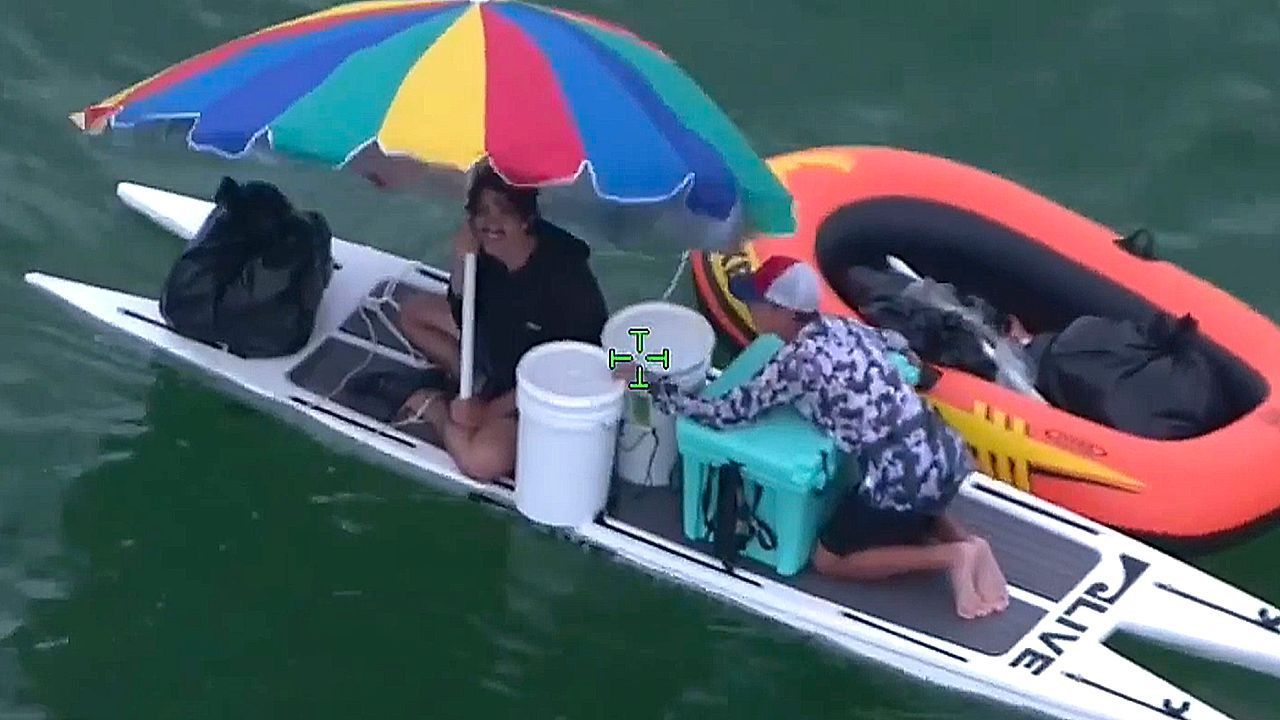 Video: Sonnenschirm als Segel: Polizei rettet abgetriebene Paddleboarder vor Florida