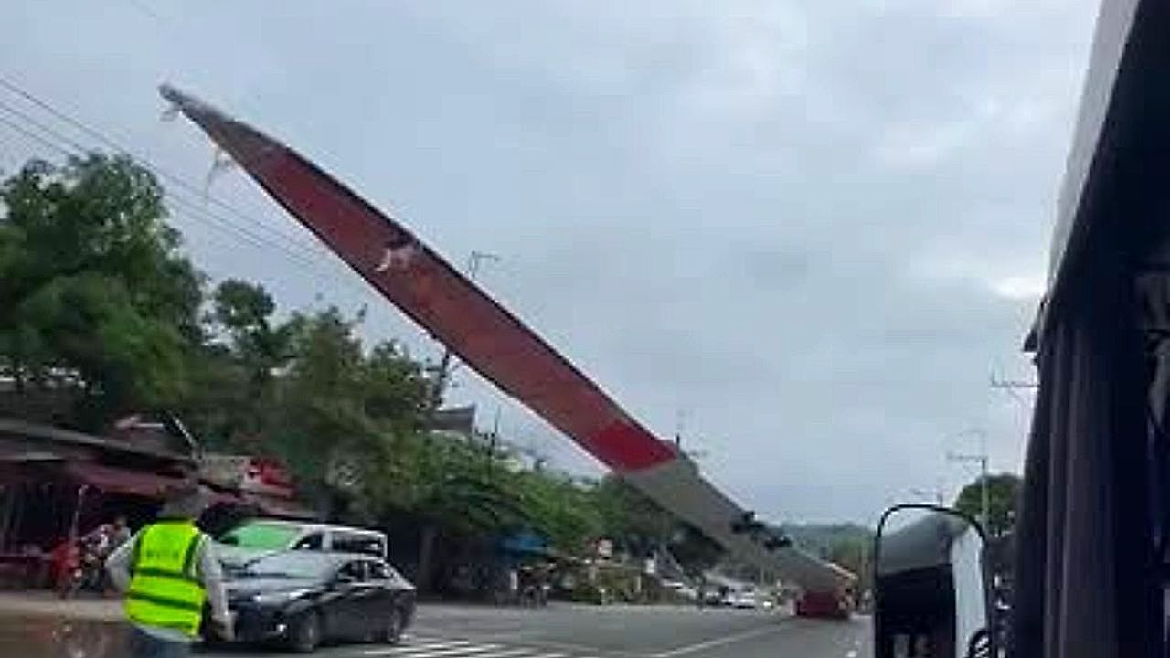 Video: Riese auf der Straße: 90-Meter-Rotorblatt lässt Fahrer auf den Philippinen staunen