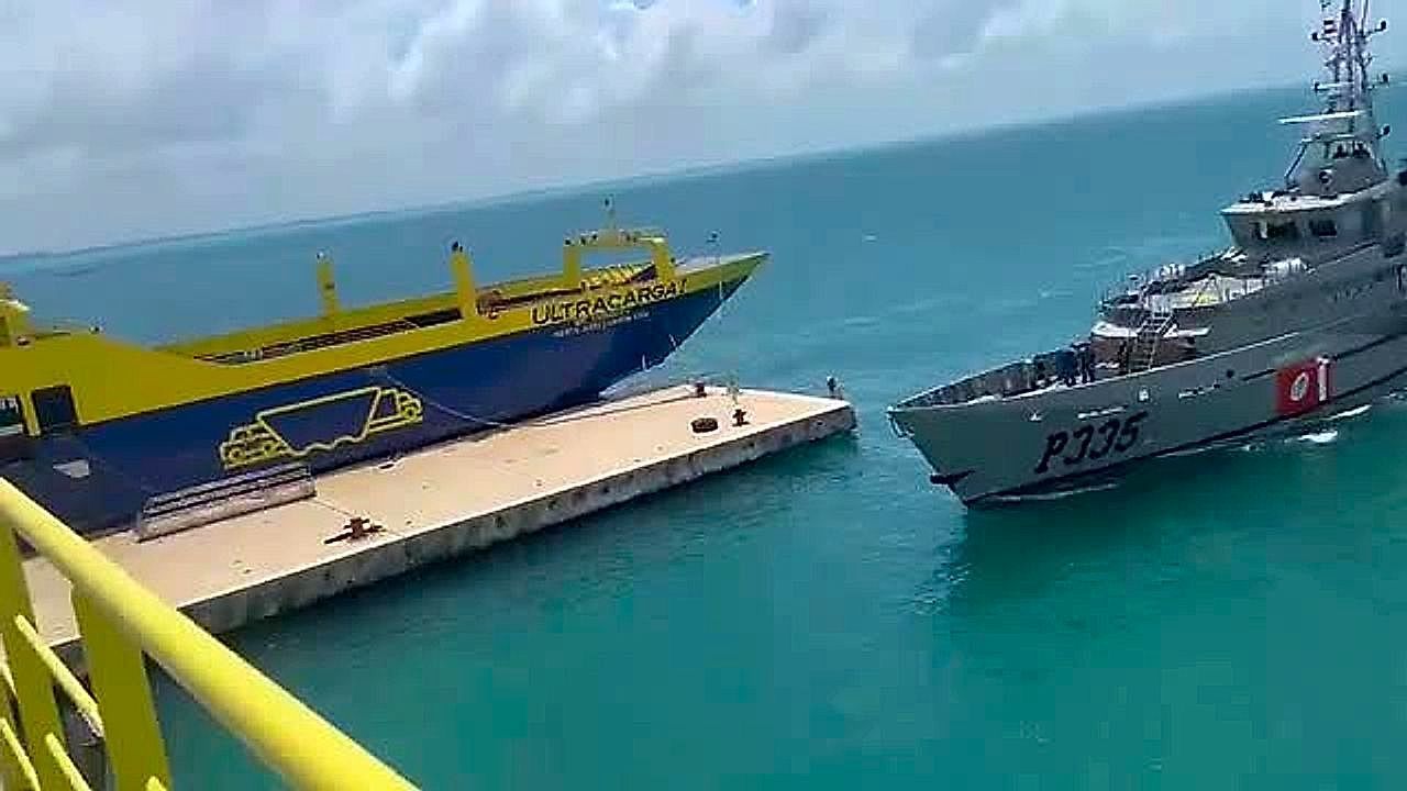Video: Patrouillenboot außer Kontrolle: Mexikanisches Marineschiff kollidiert mit Frachter