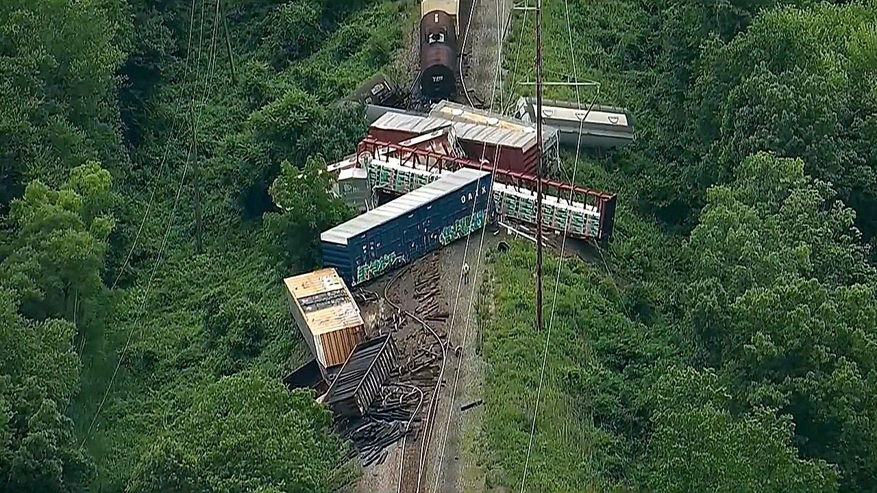 Video: Gefahrgut an Bord: Güterzug entgleist in Pennsylvania – doch es gibt Entwarnung