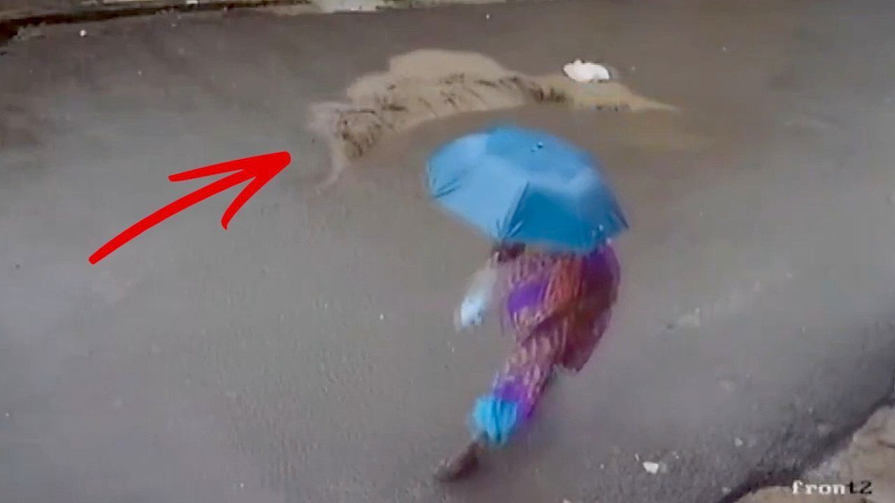 Video: Spalt im Boden: Wasserleitung sprengt Straßenbelag in Indien