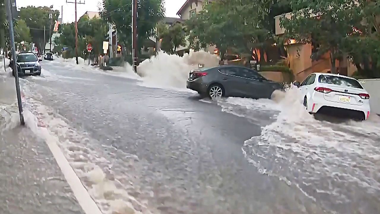 Video: Wie aus einem Katastrophenfilm: Über 100 Jahre alte Wasserleitung platzt in Hollywood
