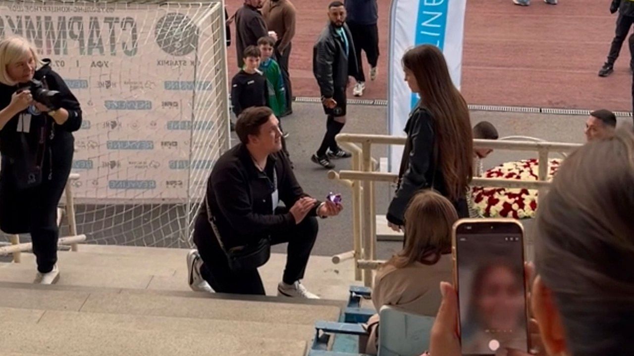 Video: Heiratsantrag im Fußballstadion: Freundin zeigt Mann kalte Schulter