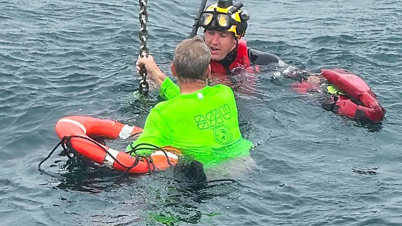 Video: Zweieinhalb Stunden ohne Rettungsweste im Meer: Fischer vor Cape Cod gerettet