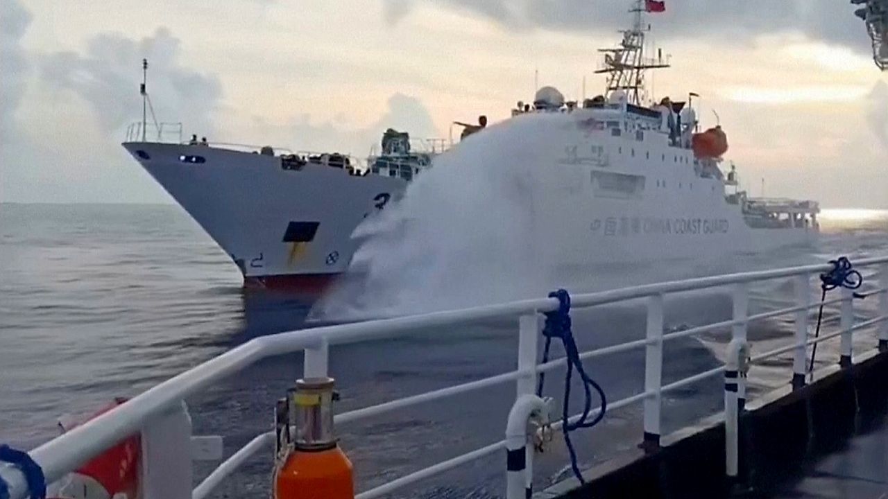 Video: Streit im Südchinesischen Meer: China attackiert philippinisches Schiff mit Wasserwerfern