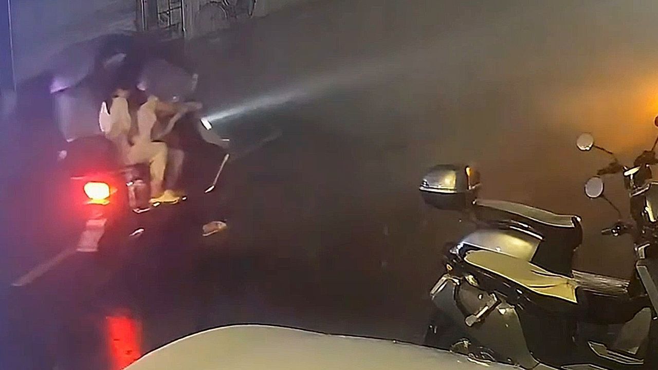 Weggefegt-Heftige-B-e-wirft-Rollerfahrer-in-China-einfach-um