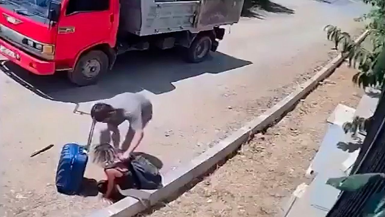 Video: Passing lorry driver prises open woman's jaw after she swallowed her own tongue