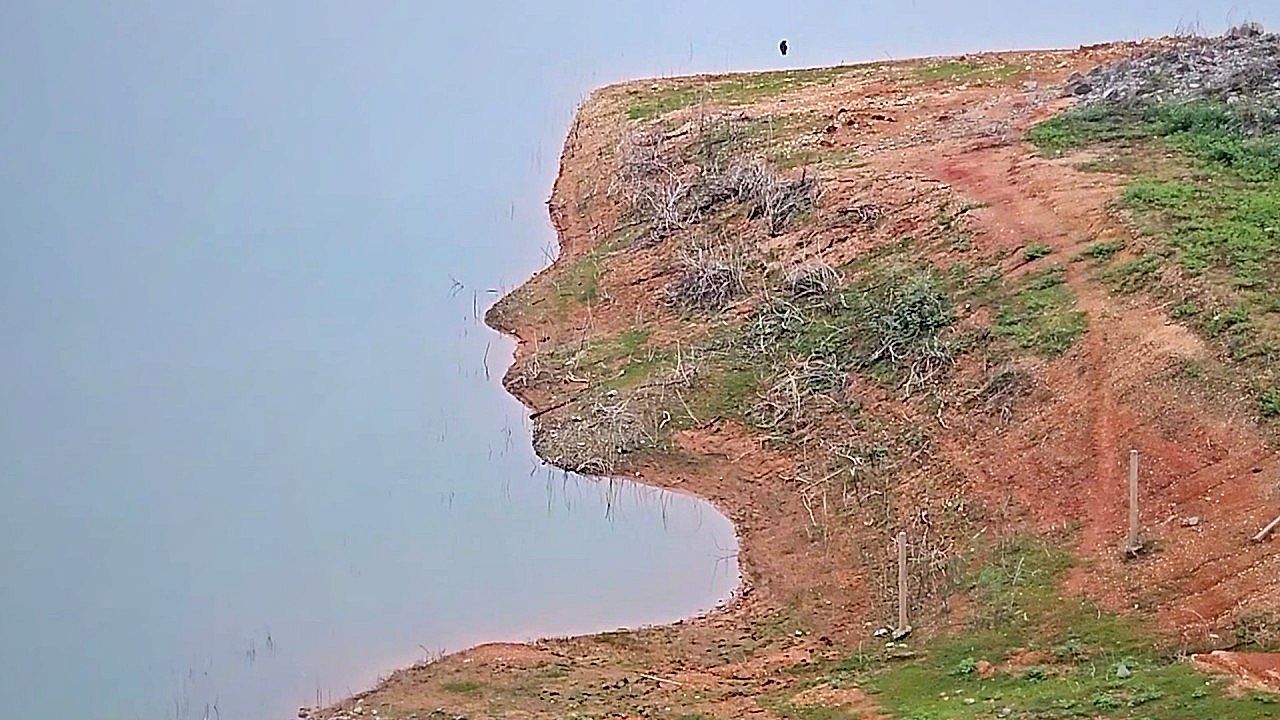 Video: Frauengesicht im See: Stausee in Thailand wird zur Attraktion