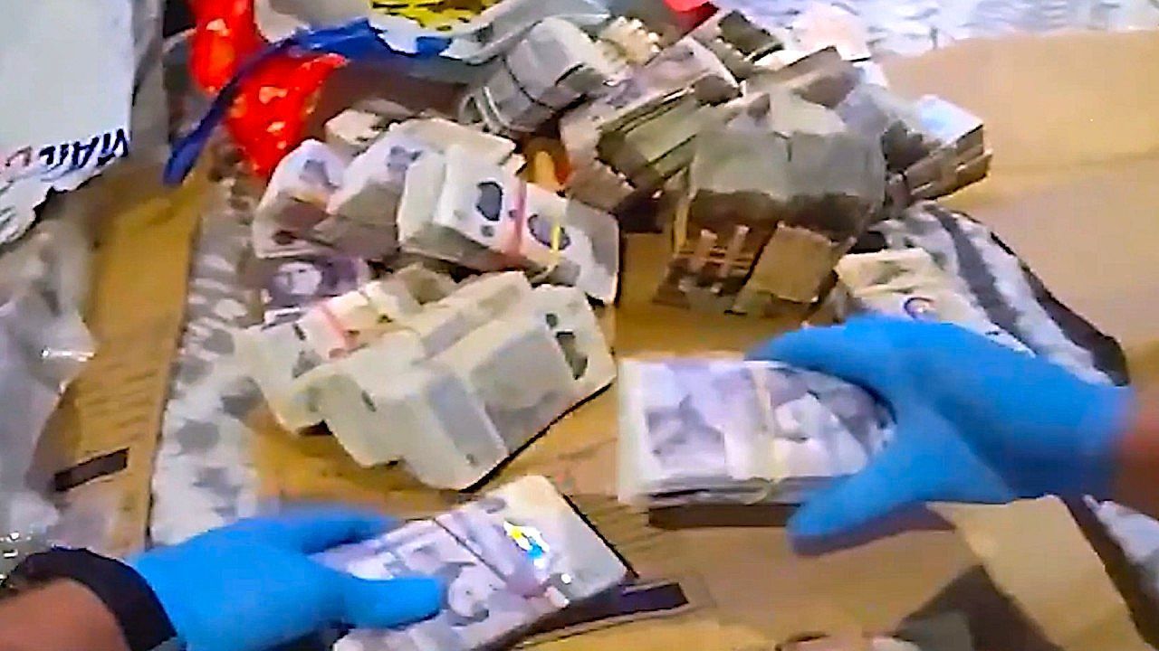 Video: London police seize £4 million in cash and 2.2 pounds of cocaine in one of the largest seizures ever