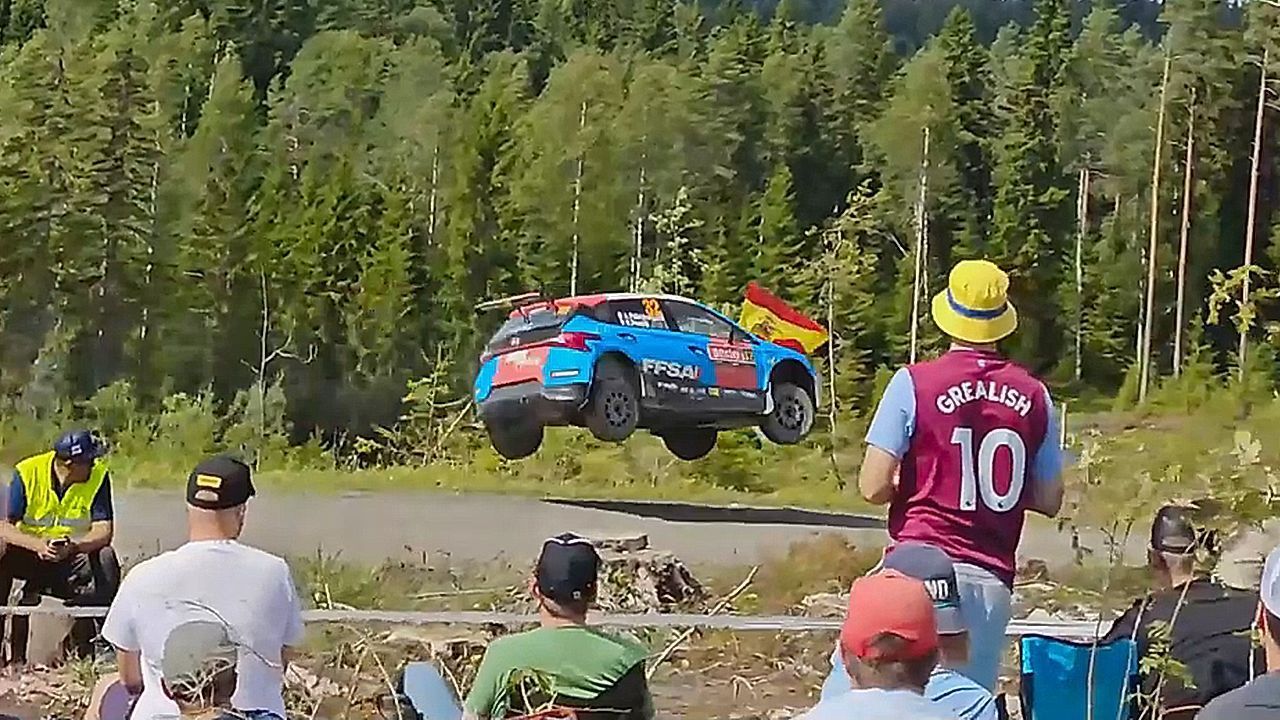 Video: Glück im Unglück: Rallye-Fahrzeug überschlägt sich – Insassen bleiben unverletzt