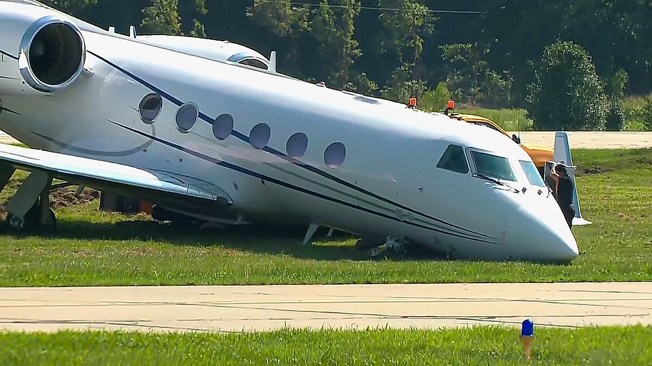 Video: Neben der Landebahn: Flugzeug rutscht in Missouri von der Piste – schon der zweite Vorfall