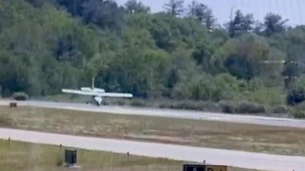 Video: Bugfahrwerk bricht: Cessna kracht bei harter Landung auf Piste in Massachusetts
