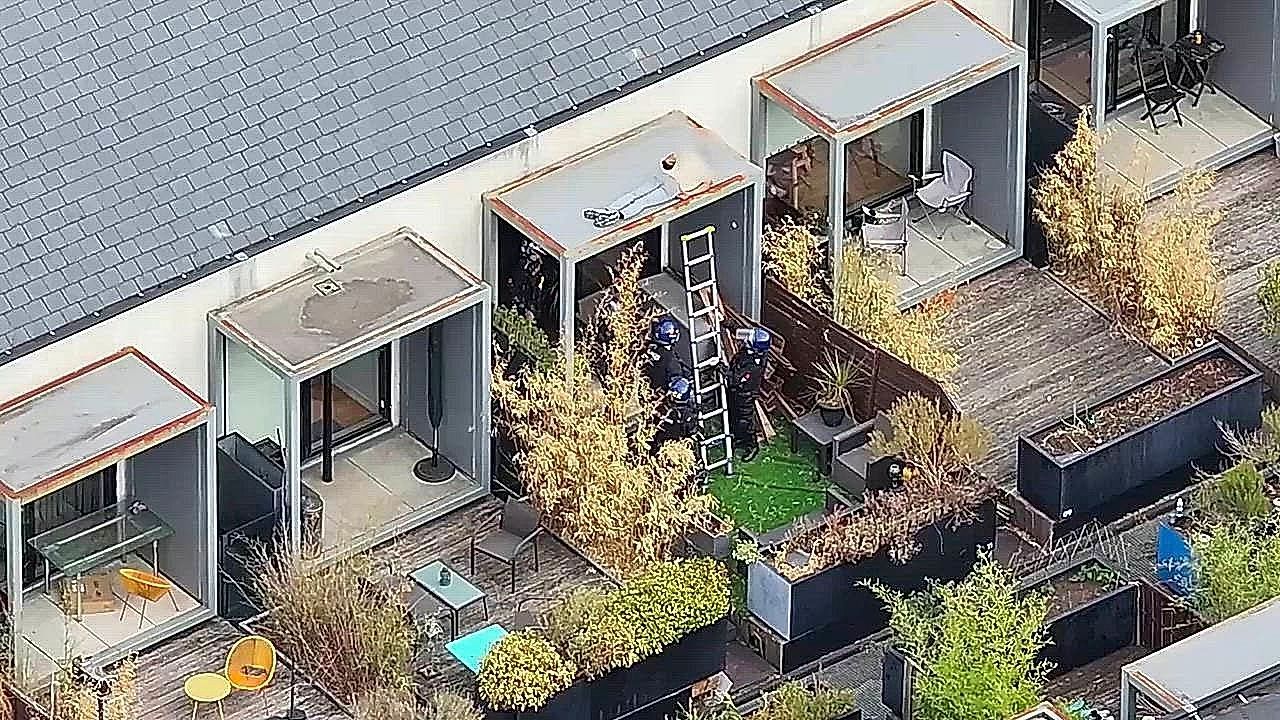Video: Nickerchen auf dem Vordach: Verdächtiger beendet 48-Stunden-Showdown schlafend