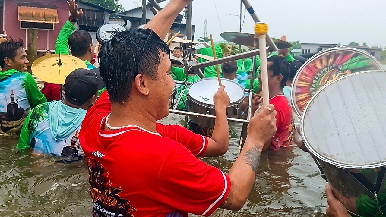 Video: Gute Laune trotz Flut: Blaskapelle spielt sich durch hüfthohes Wasser auf den Philippinen
