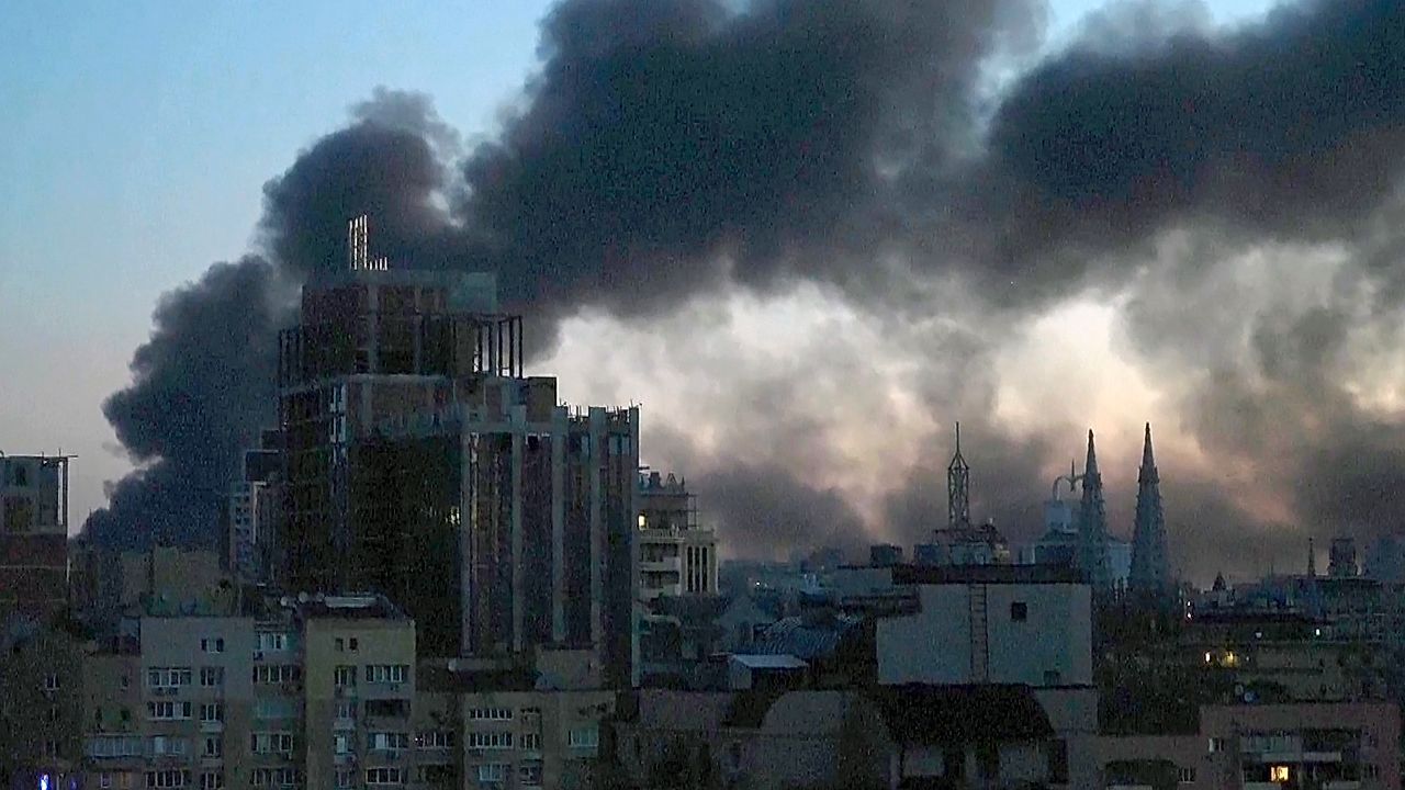 Video: Nach Abreise der US-Unterhändler: Russland greift Kiew wieder an – mindestens zwei Tote