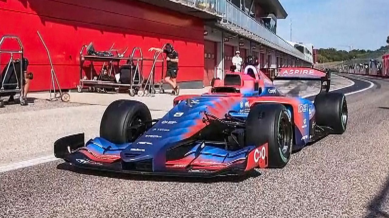 Video: Ohne Lenkrad und Pedale: Autonome Rennwagen starten in Imola