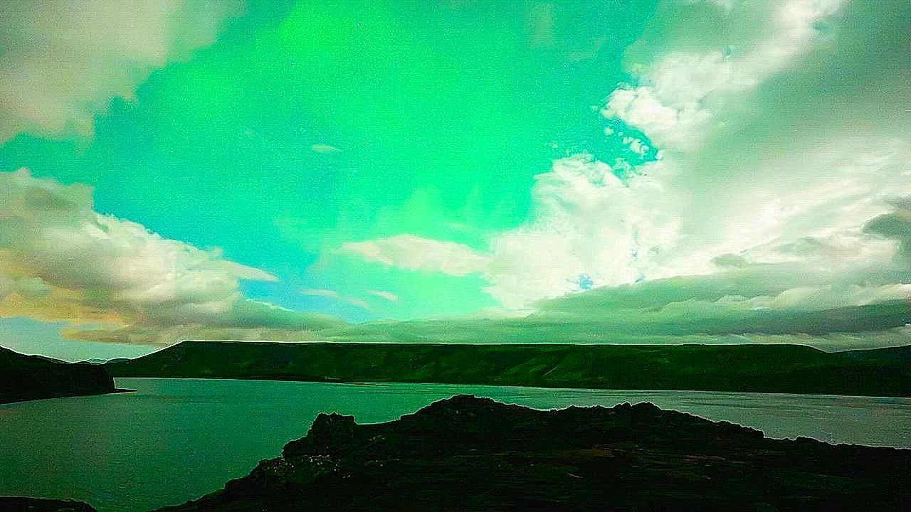 Video: Neongrünes Leuchten: Nordlichter erhellen den Nachthimmel Islands