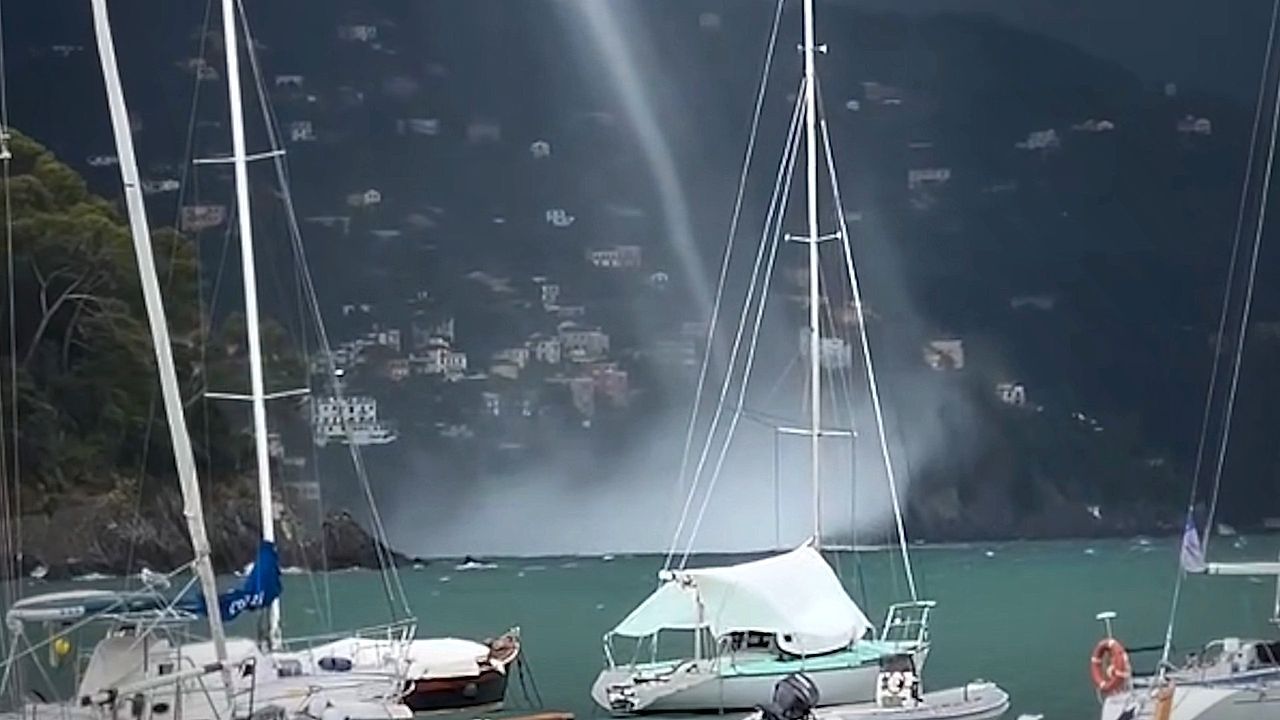 Video: Spektakuläres Naturschauspiel in Italien: Wasserhose rotiert vor Ligurien
