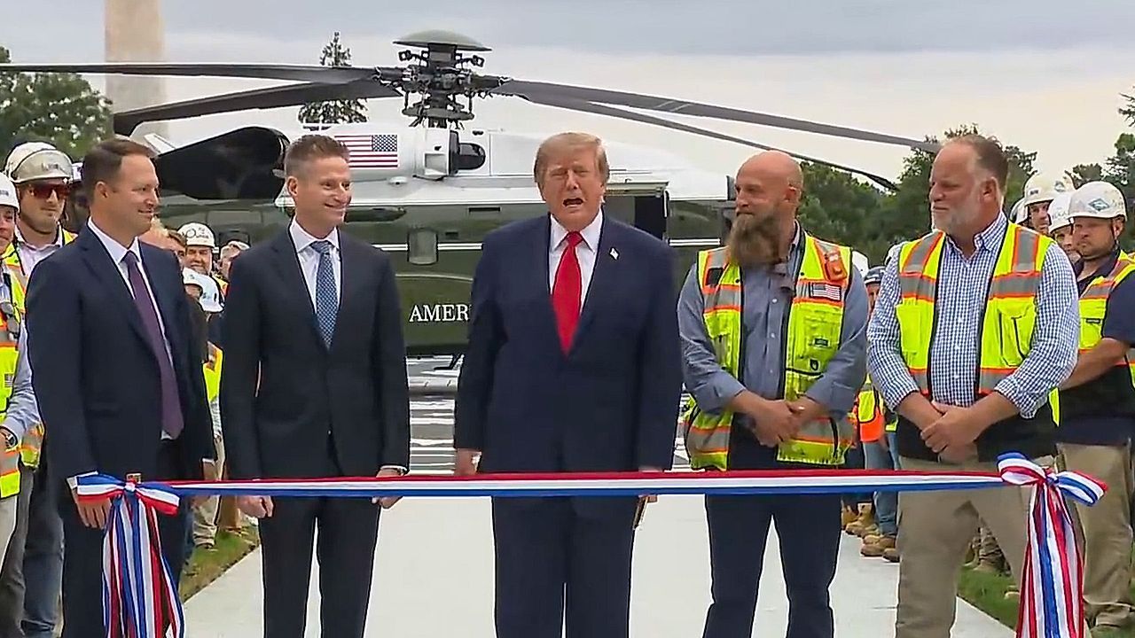 Video: Press ban backfires: Marine One drowns out Trump's helipad speech
