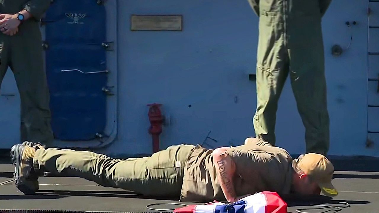 Video: Rechenfehler mit Folgen: Hegseth macht Liegestütze vor Navy-Crew