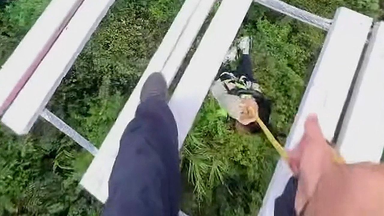Video: Heldenhafter Einsatz auf Hängebrücke: Vater rettet abgestürzte Tochter