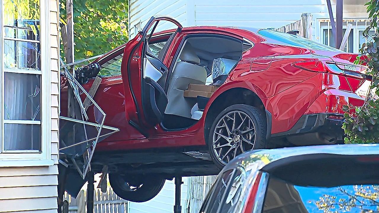 Video: Wie im Film: Auto rast in Haus und bleibt in der Luft hängen