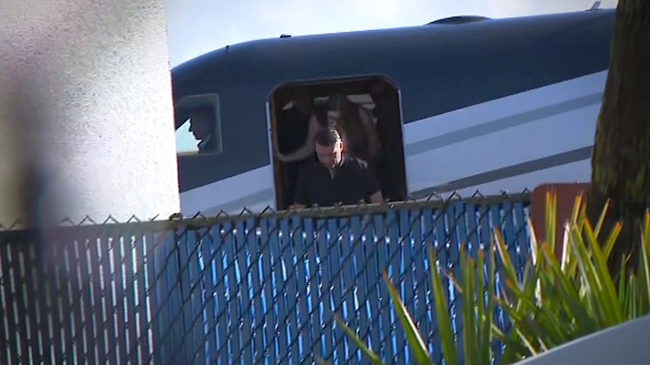 Video: Wahlverlierer flieht aus Brasilien: Bolsonaro in Miami gelandet