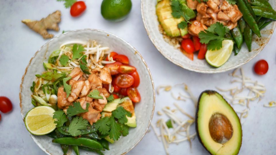 Quinoa-Lachs Bowl - gesund und proteinreich - im Videorezept