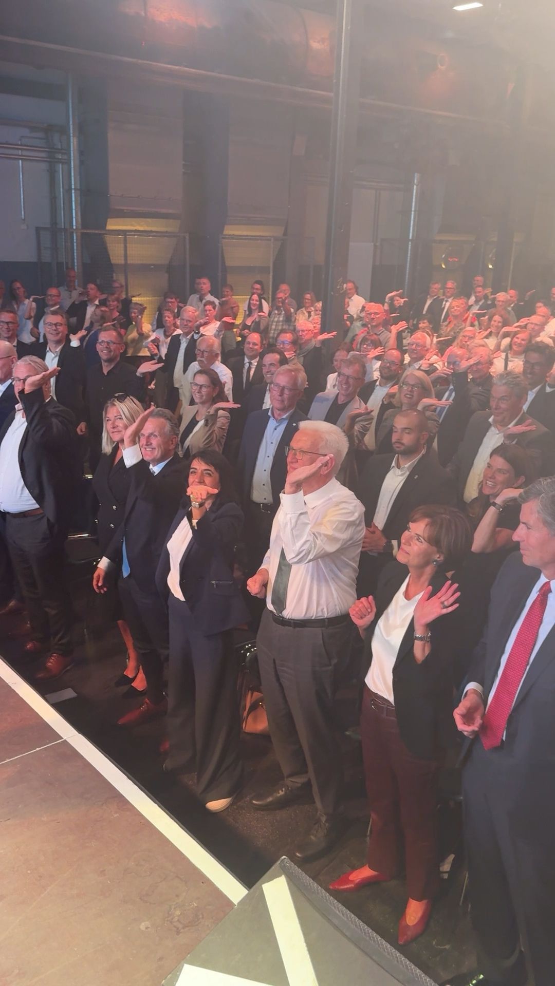 Stuttgart: Here Eric Gauthier gets Minister President Kretschmann and Mayor Nopper to dance