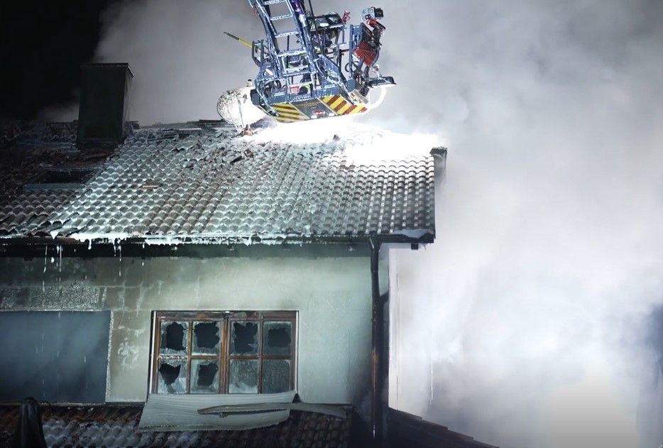 Video: Oberbayern: Leiche in brennendem Wohnhaus gefunden
