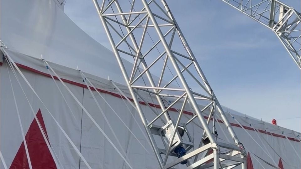 Video: Allein das Zelt braucht 5 Tage: Hier wird der größte Weihnachtszirkus der Welt aufgebaut