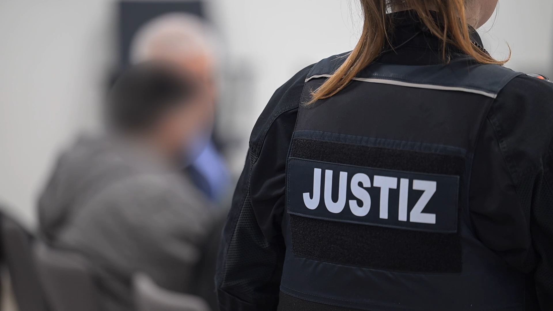 Video: Mutmaßlich früheres IS-Mitglied vor Gericht in Halle