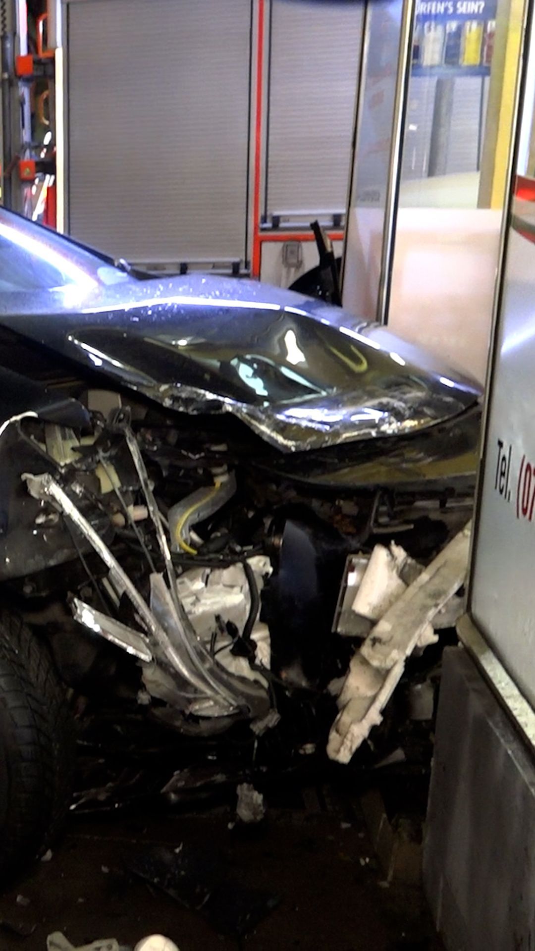 Video: Taxi kracht in Pizzeria - Massenunfall in Stuttgart