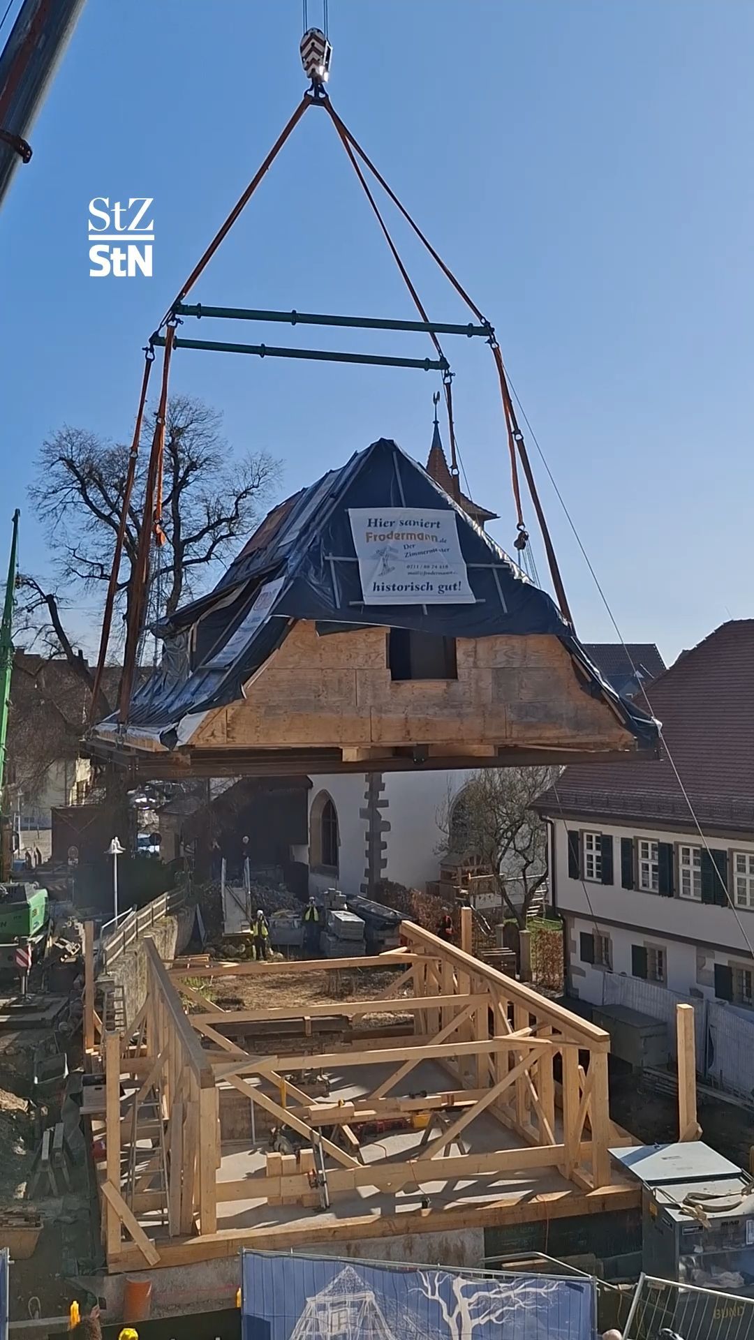 Video: Besondere Baustelle: Ein Dach schwebt über Leinfelden-Echterdingen