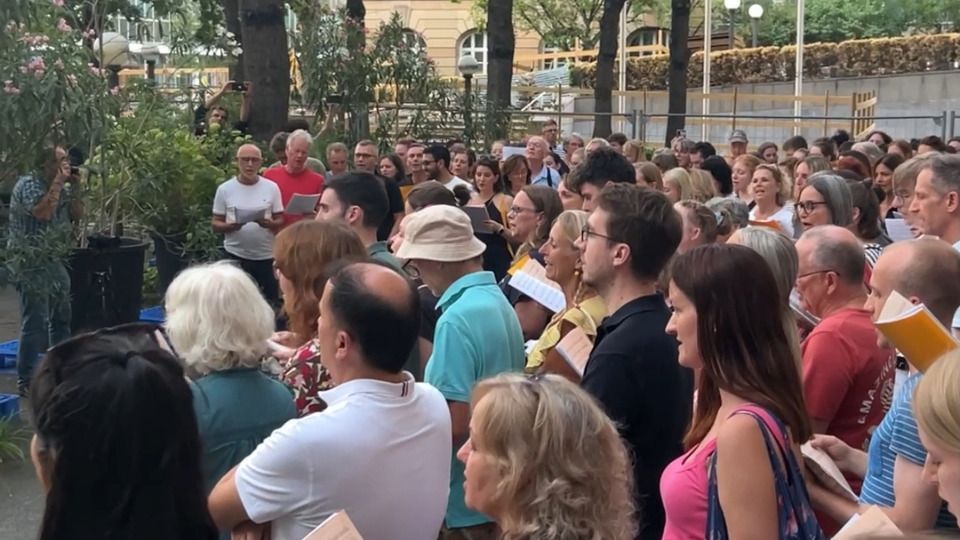 Video: Emotionaler Abschied: Chor überrascht Stuttgarter Restaurant