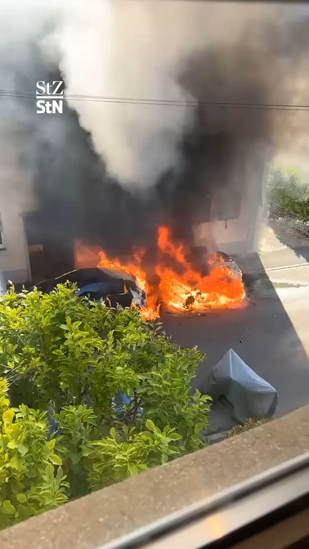 Video: Feuer in Stuttgart: Zwei Fahrzeuge ausgebrannt – 80.000 Euro Schaden