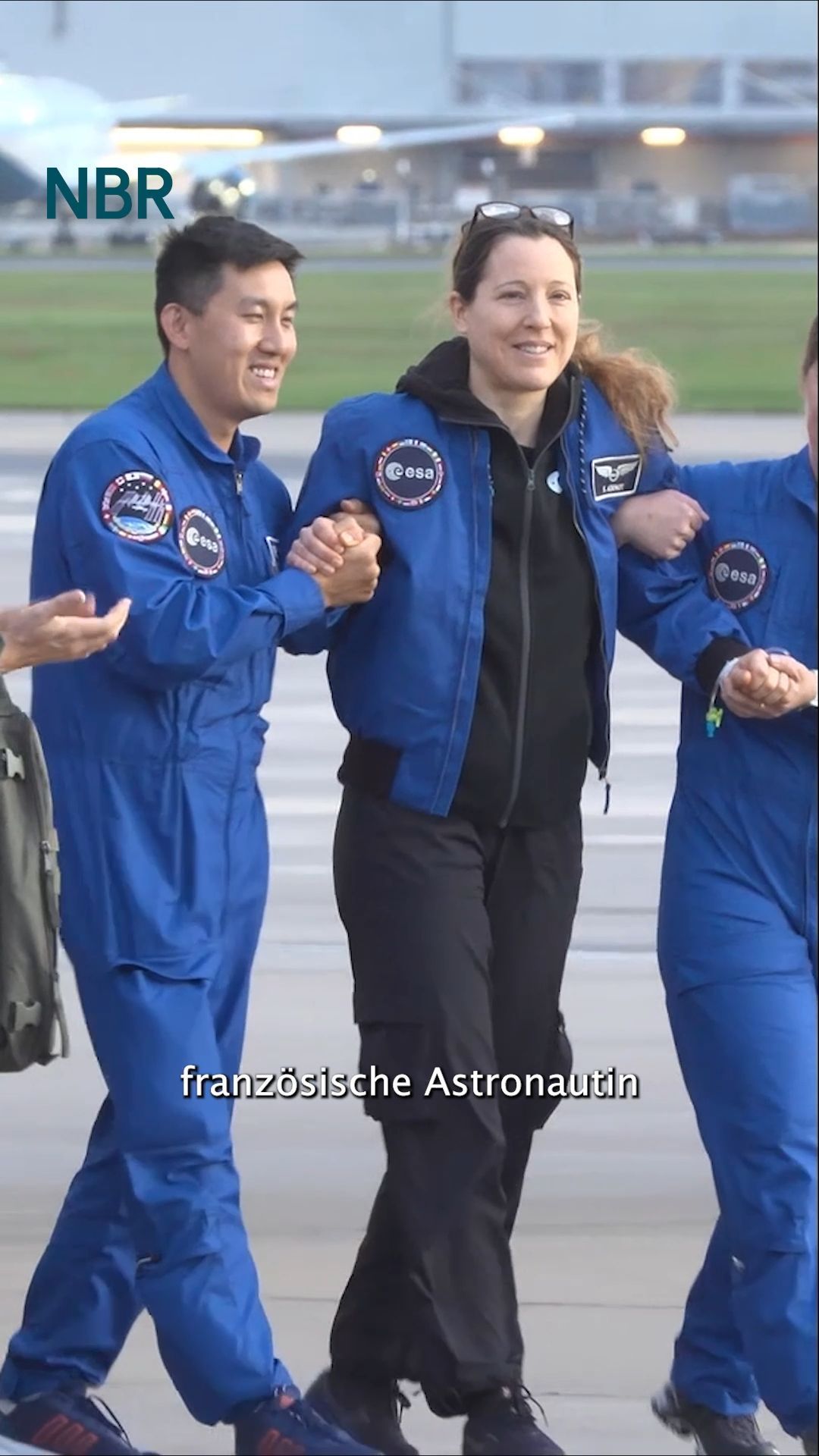 Video: Zurück von der ISS! Europäische Astronautin Adenot landet in Köln