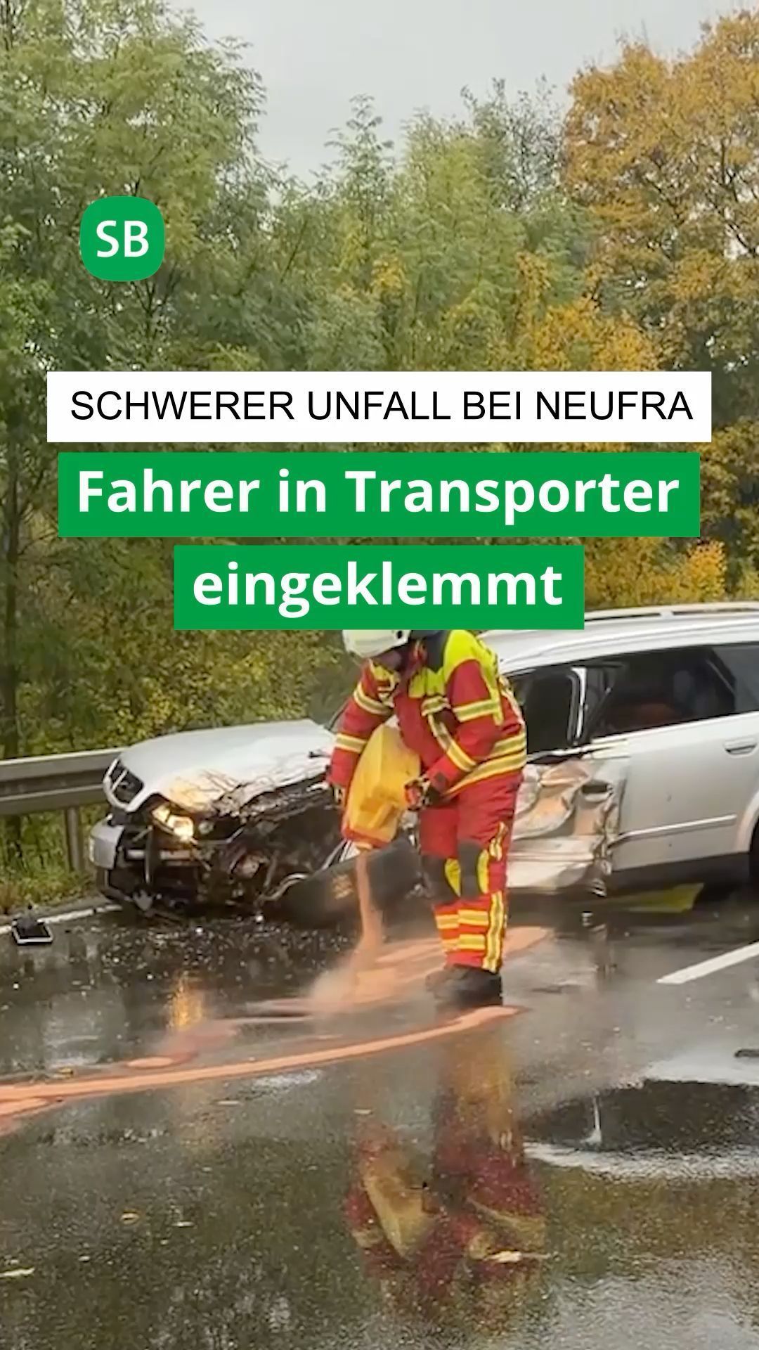 Video: Unfall in Neufra - Fahrer in Transporter eingeklemmt