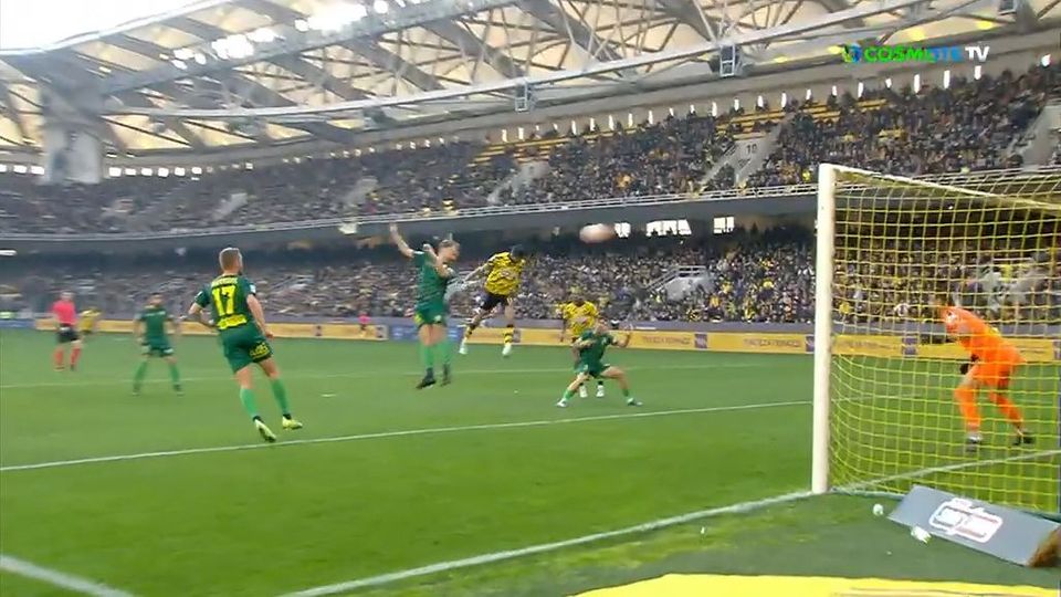 Ο Ανέστης σταμάτησε την οβίδα του Πινέδα (VID)