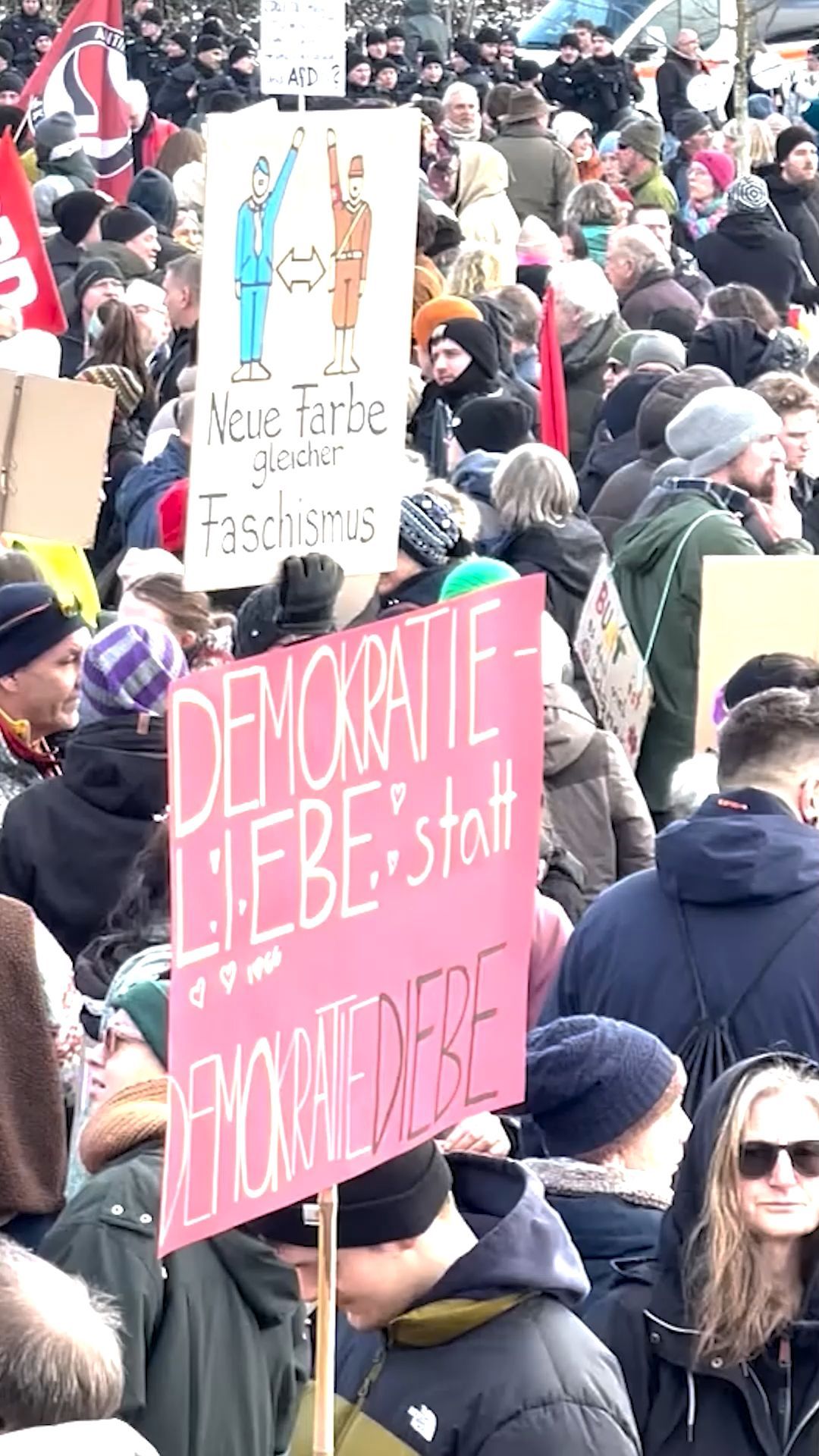 Video: 3500 Meschen demonstrieren im Allgäu gegen Auftritt von Björn Höcke (AfD)