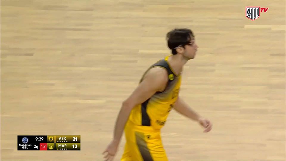 AEK – Μαρούσι: Υποδειγματική κυκλοφορία της μπάλας για το τρίποντο του Τσαλμπούρη (VIDEO)