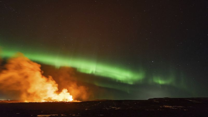 Zwei Naturschauspiele: Nordlichter tanzen über Vulkan bei Grindavík