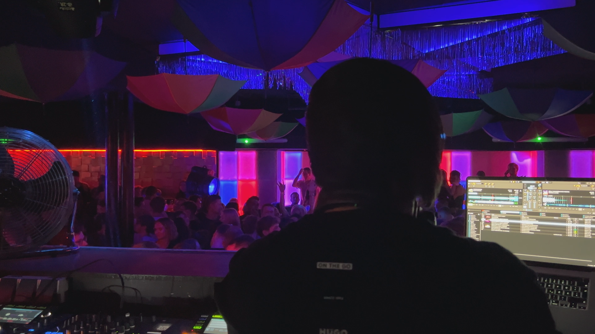 Video: Zwischen Bass und Haltung: Das ist DJane Nightingale