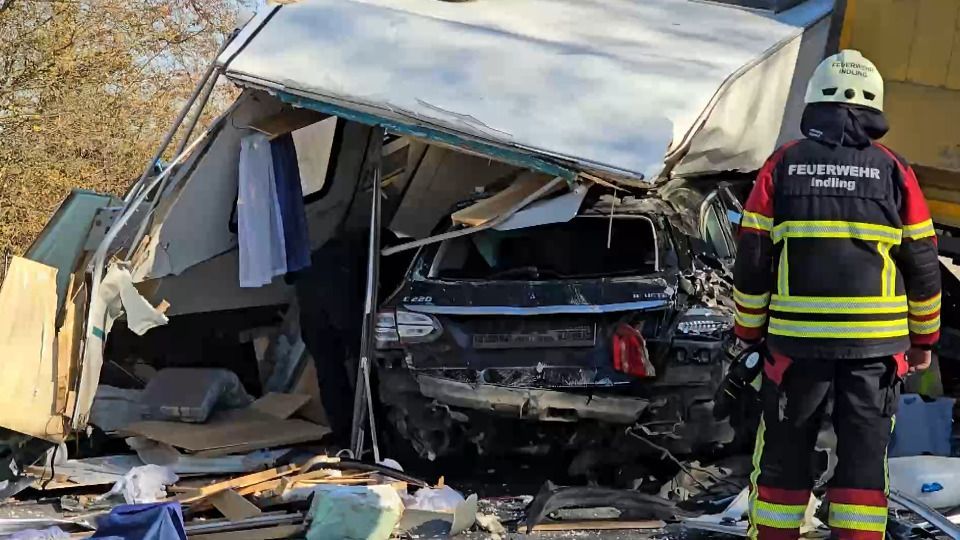 Video: Schwerer Unfall auf B12 bei Pocking: Autofahrer flieht vor Polizei und kracht in Lastwagen